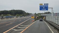 Baustellenbereich auf der Autobahn mit Fahrbahnverengung im Bereich der Abfahrt St. Pölten Süd