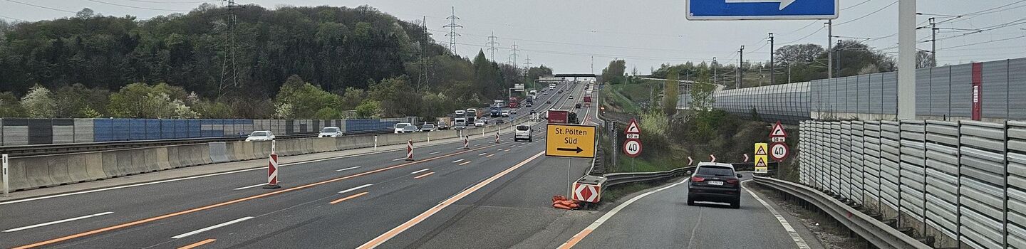 Baustellenbereich auf der Autobahn mit Fahrbahnverengung im Bereich der Abfahrt St. Pölten Süd