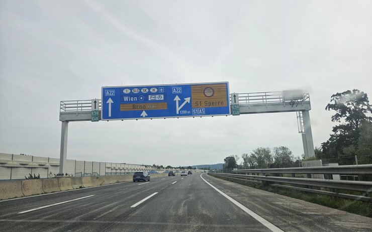 Autobahn A22, Sperrschilder bei der Abfahrt auf die S1 beim Knoten Korneuburg.