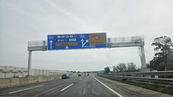 Autobahn A22, Sperrschilder bei der Abfahrt auf die S1 beim Knoten Korneuburg.