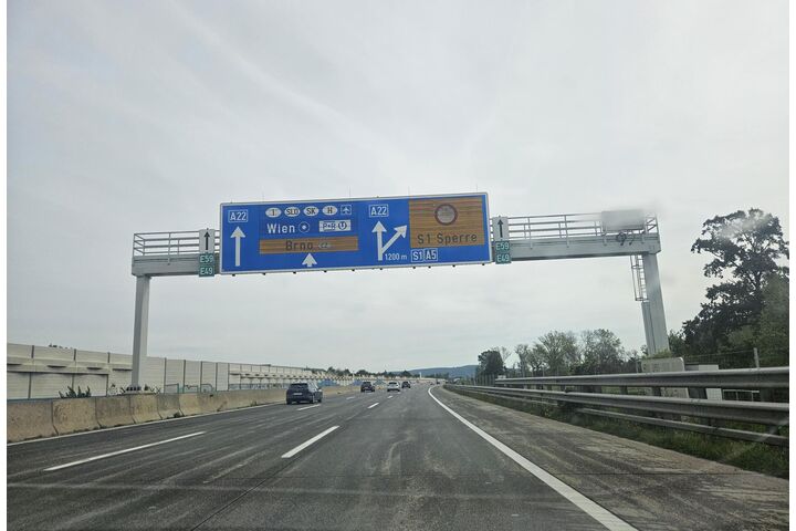Autobahn A22, Sperrschilder bei der Abfahrt auf die S1 beim Knoten Korneuburg.