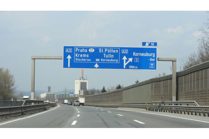 Autobahnschild Korneuburg Ost