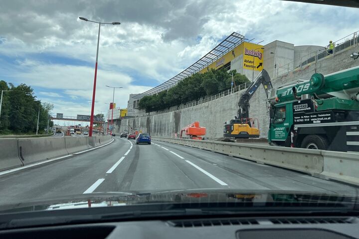 Baufahrzeuge auf gesperrter Ausfahrt der A23