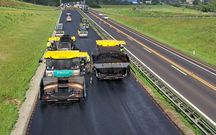 Gegenverkehr auf der A9 bei Mautern, auf der linken Richtungsfahrbahn wird aspahltiert.