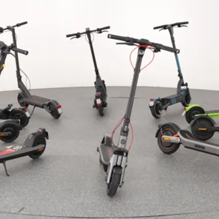 10 E-Scooter, die im Kreis aufgestellt wurden.