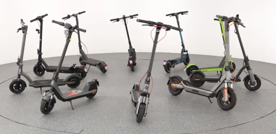 10 E-Scooter, die im Kreis aufgestellt wurden.