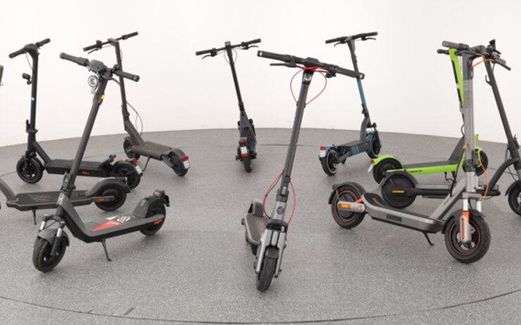 10 E-Scooter, die im Kreis aufgestellt wurden.