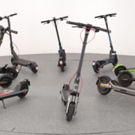 10 E-Scooter, die im Kreis aufgestellt wurden