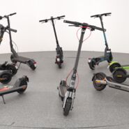 10 E-Scooter, die im Kreis aufgestellt wurden
