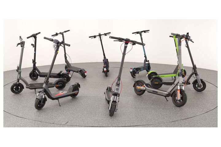 10 E-Scooter, die im Kreis aufgestellt wurden