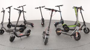10 E-Scooter, die im Kreis aufgestellt wurden.