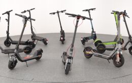 10 E-Scooter, die im Kreis aufgestellt wurden.