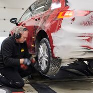 Techniker montieren Reifen an einem der Testfahrzeuge