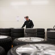 Ein Techniker begutachtet die gestapelten Testreifen