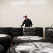 Ein Techniker begutachtet die gestapelten Testreifen