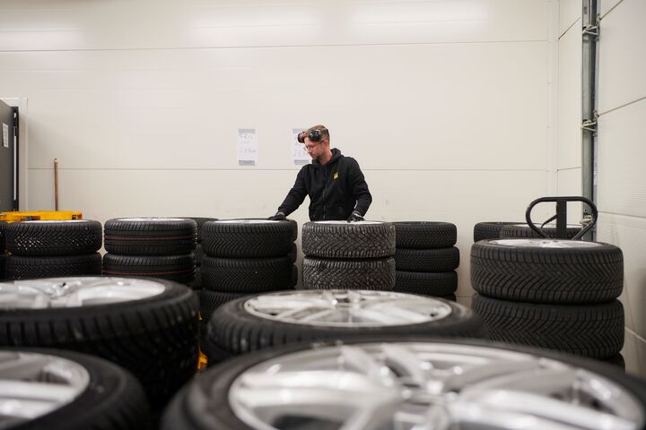 Ein Techniker begutachtet die gestapelten Testreifen