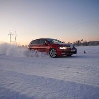 Mit einem Testfahrzeug werden die Reifen ausgiebig auf Schnee getestet.