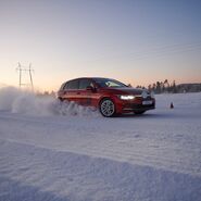 Mit einem Testfahrzeug werden die Reifen ausgiebig auf Schnee getestet.