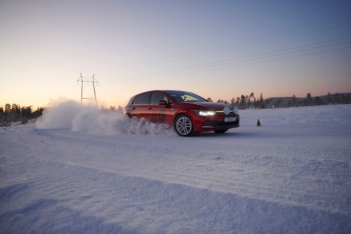Mit einem Testfahrzeug werden die Reifen ausgiebig auf Schnee getestet.