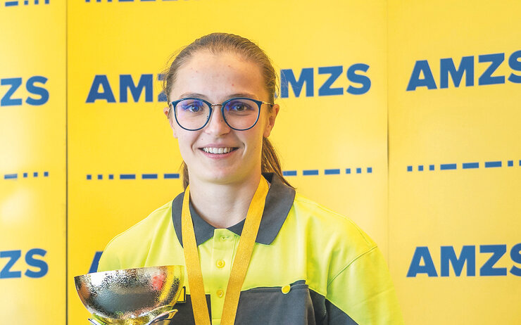 Road Patrol 2023 Junge Dame mit Pokal