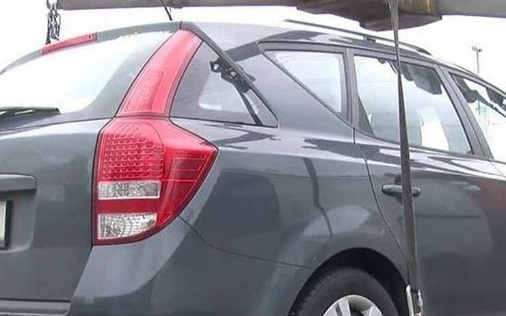 Auto mit daran bereits befestigten Abschleppgurten.