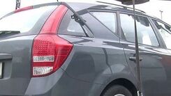 Auto mit daran bereits befestigten Abschleppgurten.