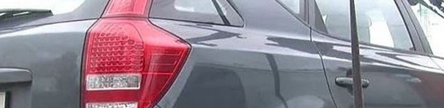 Auto mit daran bereits befestigten Abschleppgurten.