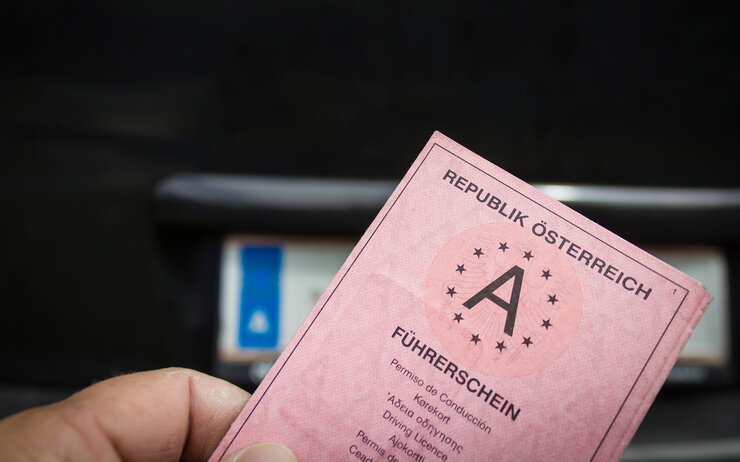 Ein alter Papierführerschein aus Österreich.