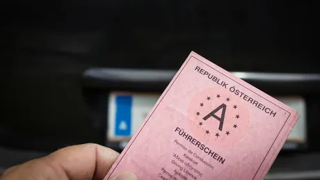Ein alter Papierführerschein aus Österreich.
