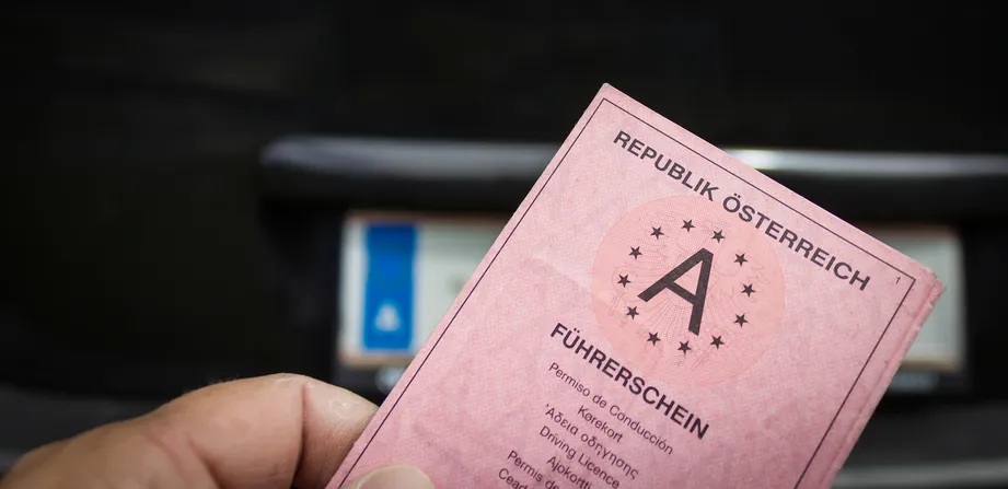 Ein alter Papierführerschein aus Österreich.