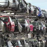 Kaputte Autos auf einem Schrottplatz