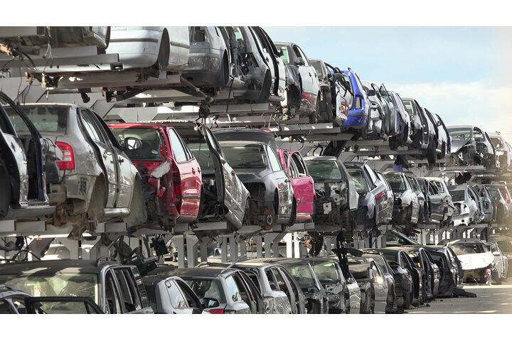 Kaputte Autos auf einem Schrottplatz