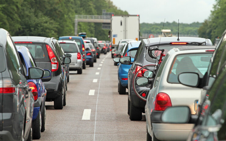 Stau Autobahn Viele Fahrzeuge stehen in zwei Reihen im Stau auf einer Autobahn.