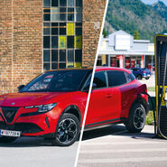 Alfa Romeo Junior Ibrida und Junior Elettrica an einer öffentlichen Ladesäule.