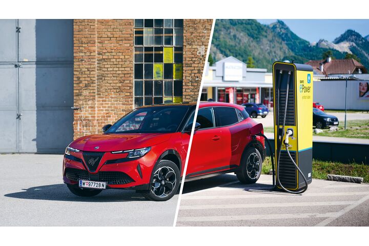 Alfa Romeo Junior Ibrida und Junior Elettrica an einer öffentlichen Ladesäule.