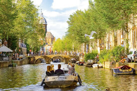 Gracht in Amsterdam Bootsfahrt auf einer Gracht in Amsterdam
