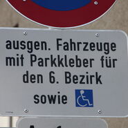 Verkehrsschild, auf dem eine spezielle Parkerlaubnis für Anrainer und Behinderte hingewiesen wird
