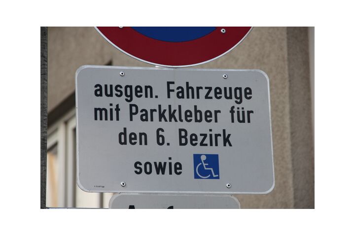 Verkehrsschild, auf dem eine spezielle Parkerlaubnis für Anrainer und Behinderte hingewiesen wird