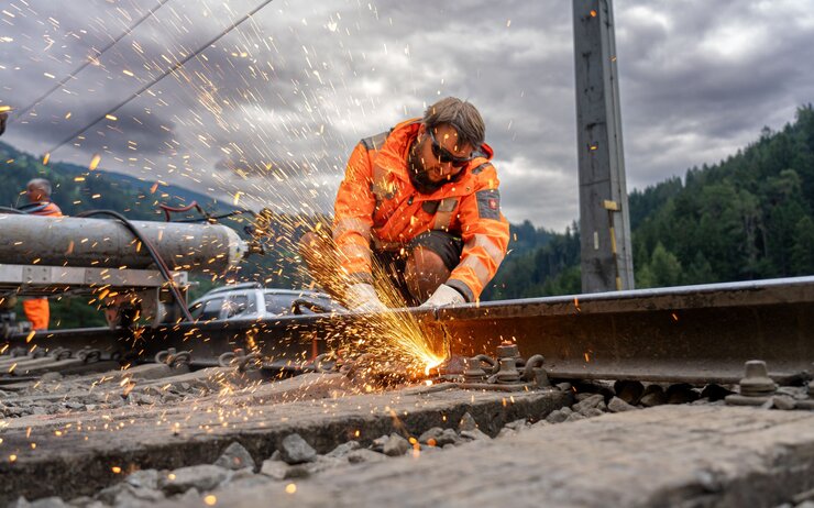 Bauarbeiter der Schweißarbeiten auf Gleise durchführt