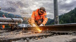 Bauarbeiter der Schweißarbeiten auf Gleise durchführt