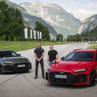 Manfred Pfeiffenberger gemeinsam mit Christian Hartmann vor dem neuen Audi RS 5 und einer prachtvollen Alpinkulisse der Salzburger Alpen