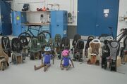 Aktuelle Fahrrad-Kindersitze im Test, aufgereiht in der Prüfhalle.