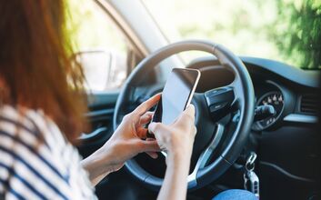 Auto Handy-min.jpeg Adobe Stock