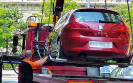 Ein Auto wird gerade abgeschleppt und wird auf das Abschleppfahrzeug geladen.