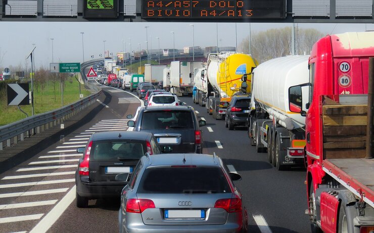 Stau auf einer italienischen Autobahn mit Lkw und Autos im Zusammenhang mit Maut-Rückerstattung bei Baustellen-Stau