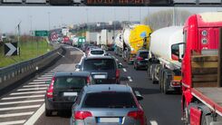 Stau auf einer italienischen Autobahn mit Lkw und Autos im Zusammenhang mit Maut-Rückerstattung bei Baustellen-Stau