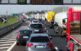 Stau auf einer italienischen Autobahn mit Lkw und Autos im Zusammenhang mit Maut-Rückerstattung bei Baustellen-Stau