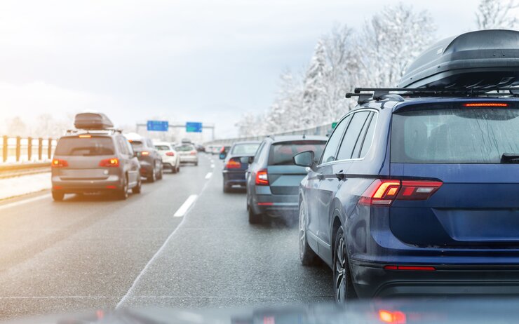Autos stehen auf einer Autobahn im Stau aufgrund von schlechtem Wetter.