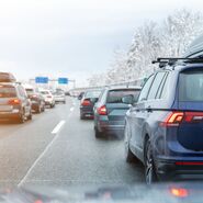 Autos stehen auf einer Autobahn im Stau aufgrund von schlechtem Wetter.
