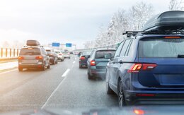 Autos stehen auf einer Autobahn im Stau aufgrund von schlechtem Wetter.
